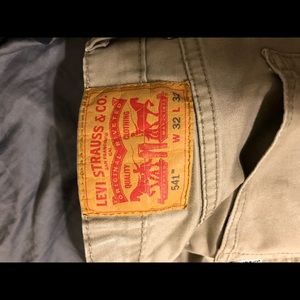 KHAKI LEVI’S